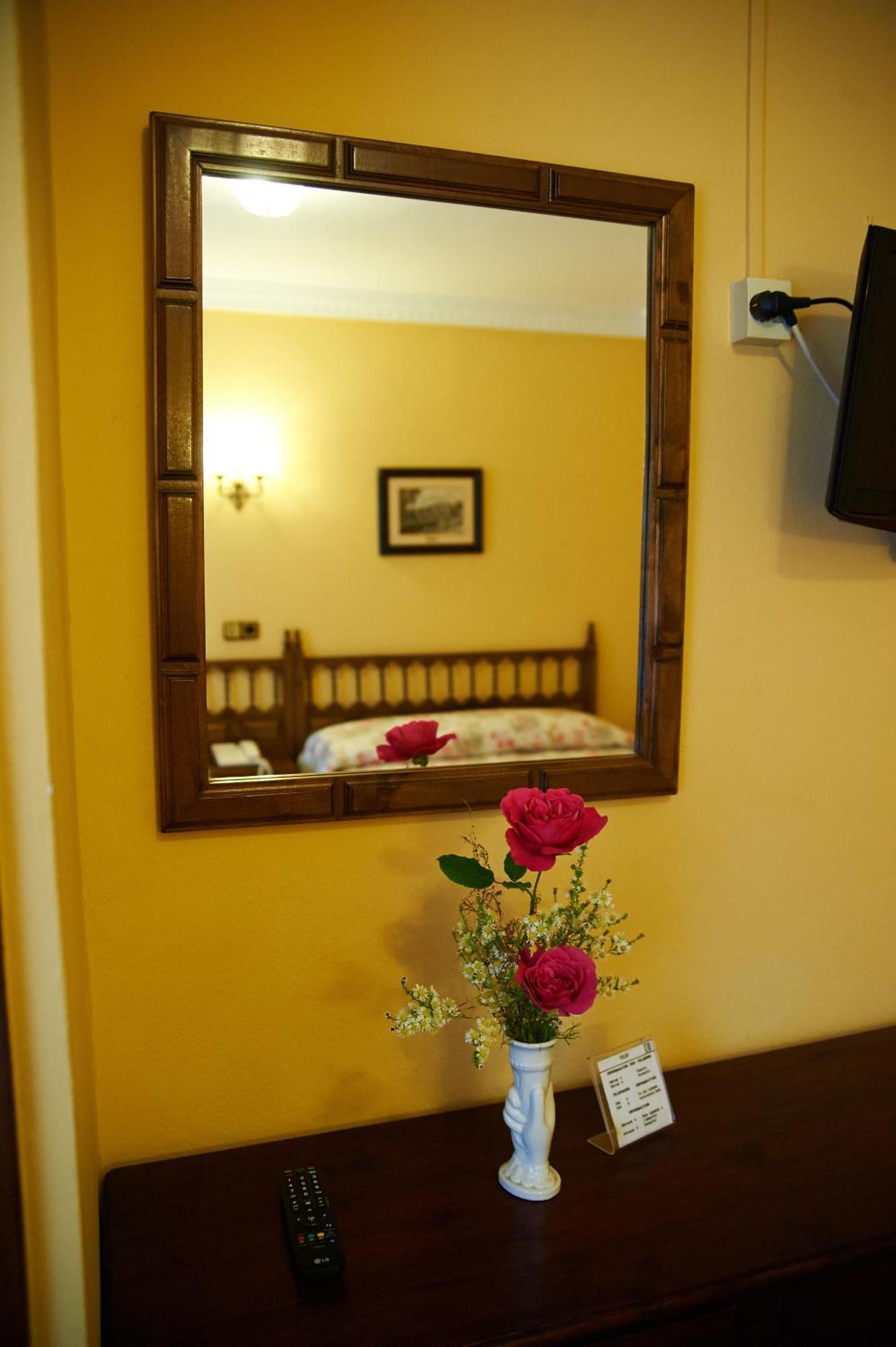 Hotel Los Angeles ซันติยานาเดลมาร์ ภายนอก รูปภาพ